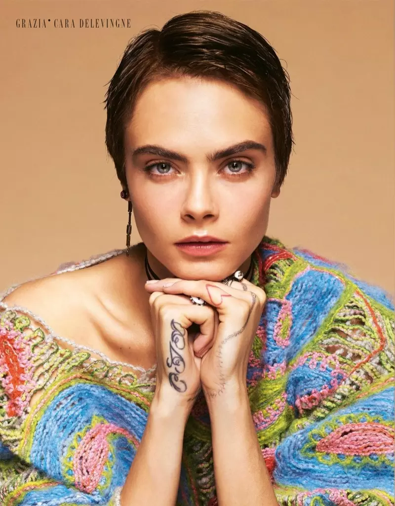 Model Cara Delevingne viser en brun nisse-klipning