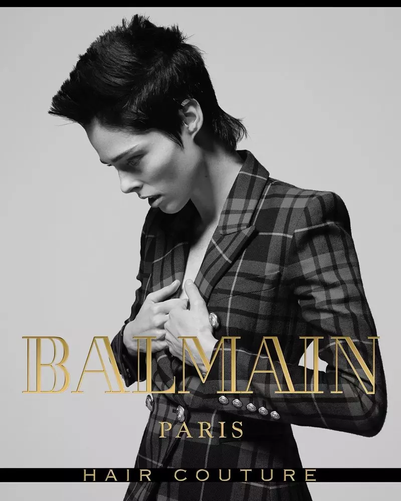 Coco Rocha draagt een geschoren kapsel in de herfst-winter 2017-campagne van Balmain Hair Couture