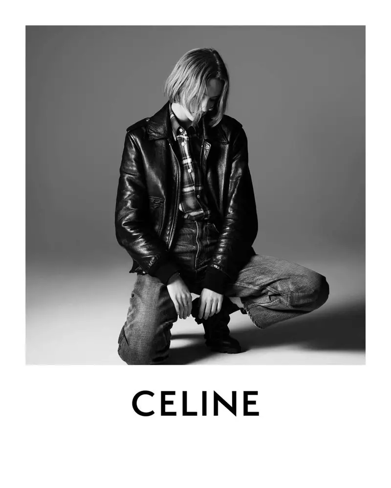 Quinn Mora nganggo jaket kulit ing kampanye Celine Les Grand Classiques.