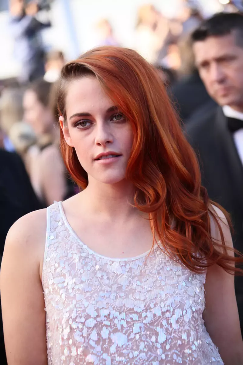 Në maj 2014, Kristen Stewart kishte flokë të gjatë të kuq ndërsa ishte në Kanë. Foto: cinemafestival / Shuttterstock.com