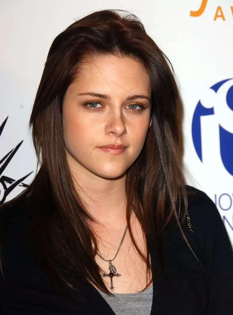 Em 2007, Kristen apareceu no tapete vermelho novamente, desta vez com um cabelo castanho escuro lustroso e polido.