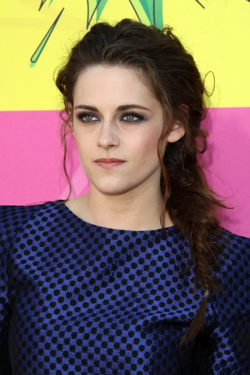 In 2013 het Kristen 'n morsige gevlegte haarstyl by die Kids' Choice-toekennings geskud. Foto: Helga Esteb / Shutterstock.com