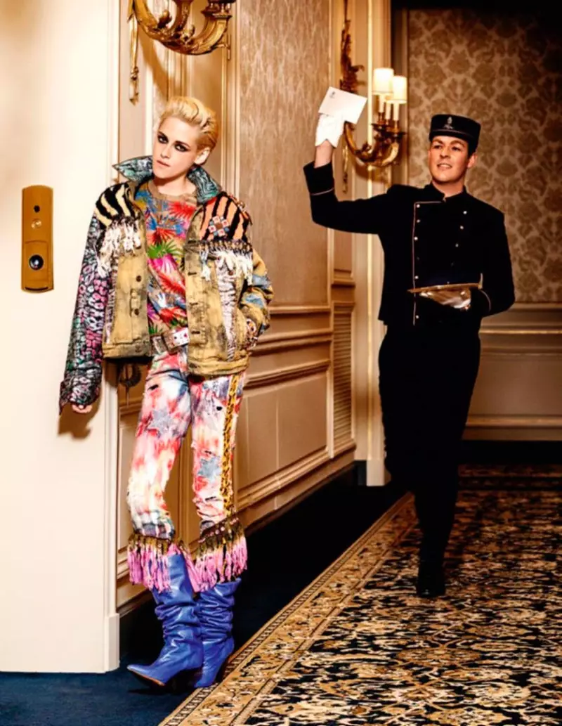 Kristen Stewart poses ntawm The Ritz Paris rau kev nthuav tawm zam