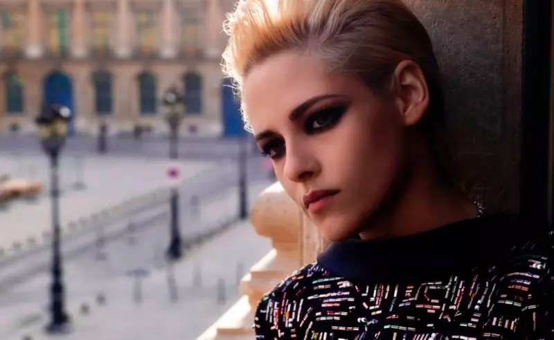 Kristen Stewart színésznő egy sima hátú platinaszőke kofát visel