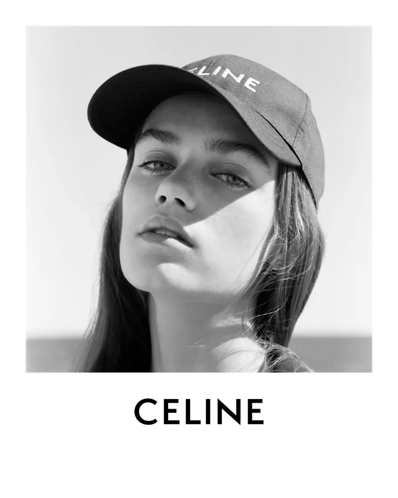 „Celine“ beisbolo kepuraitė iš prekės ženklo 2021 m. pavasario-vasaros kampanijos.