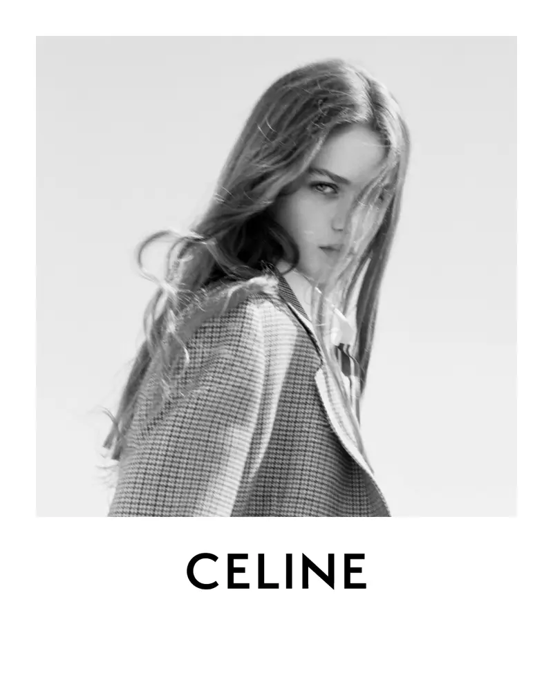 Celine presenta un blazer in tweed nella campagna primavera 2021.