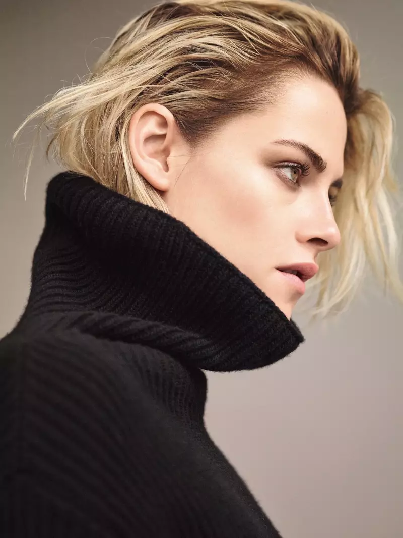 Kristen Stewart dia nanao akanjo lava vita amin'ny turtleneck Valentino