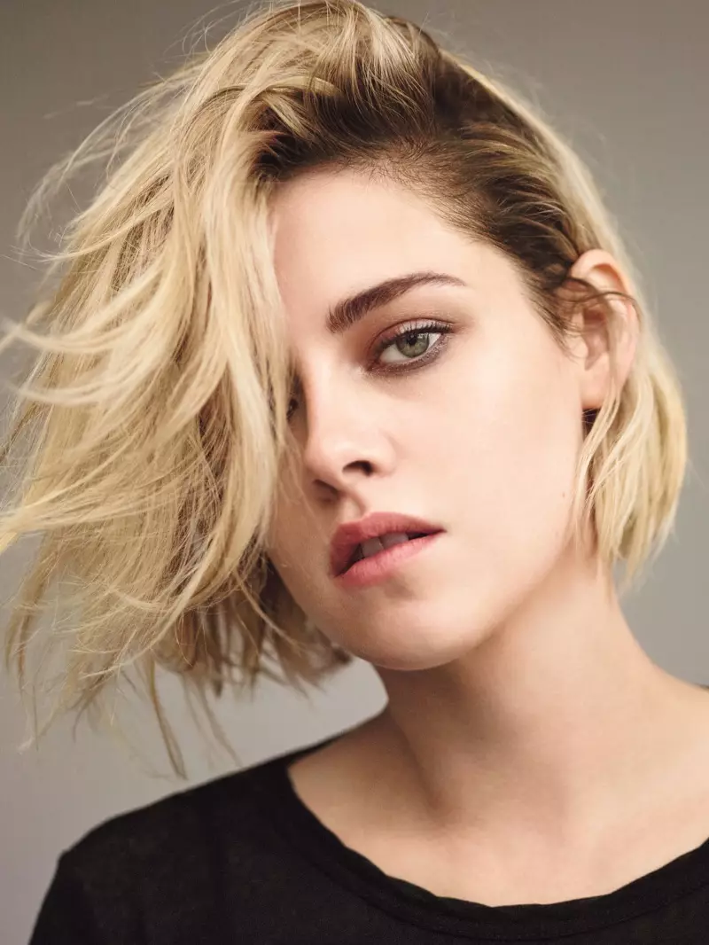 Kristen Stewart viser en kort blond frisure med pjuskede bølger