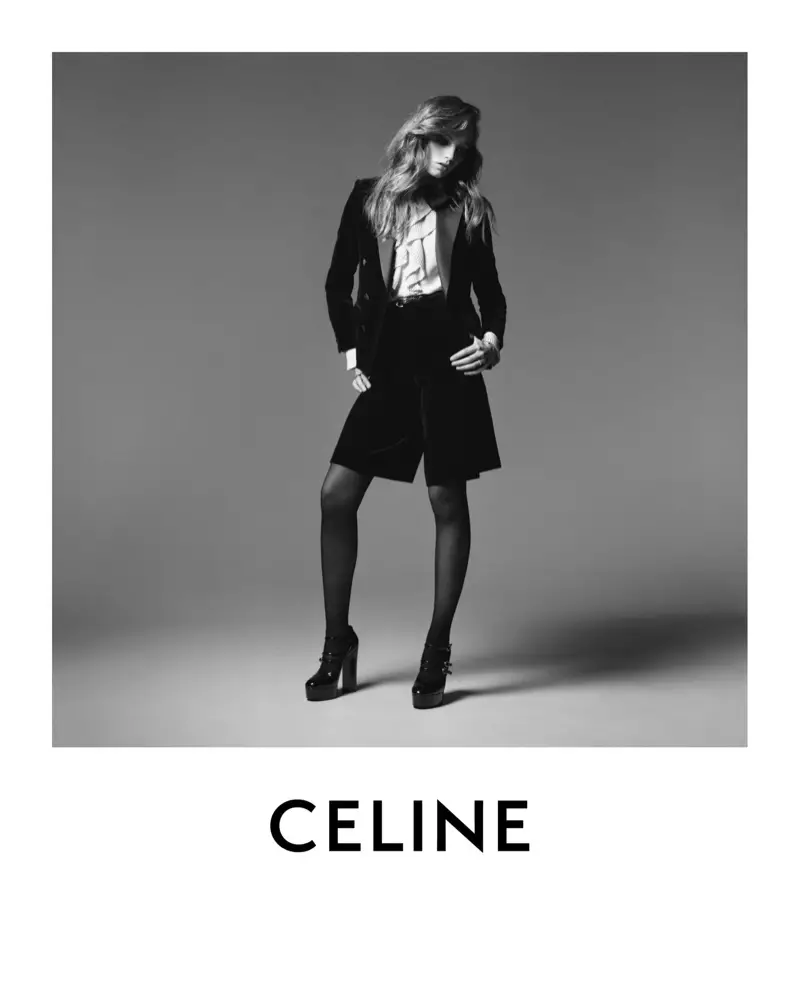 Fran Summers diện mẫu áo khoác tuxedo nhung đen và quần short Bermuda từ bộ sưu tập mùa đông 2020 của Celine.