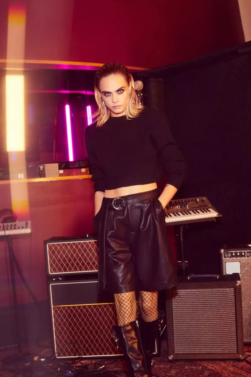 Qara geyinmiş Cara Delevingne Nasty Gal əməkdaşlığını önə çəkir