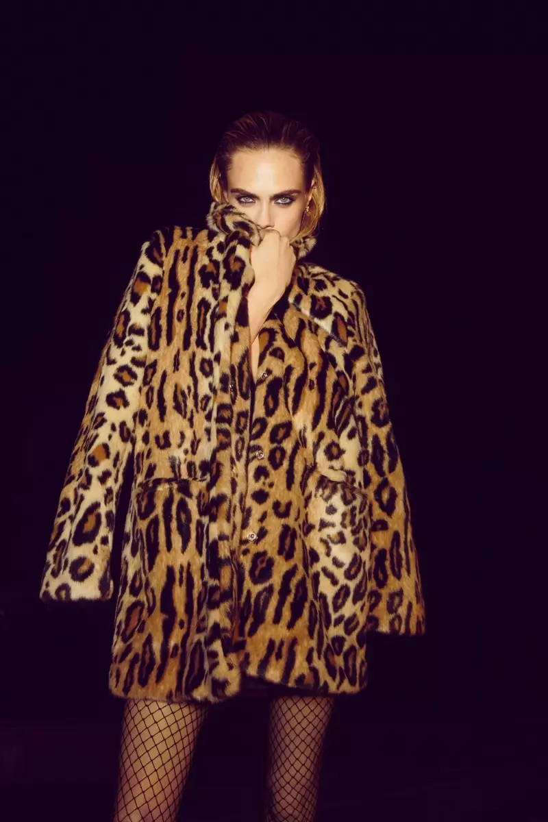 Nasty Gal bi Cara Delevingne re li ser kirasê çapa leopardê ya faux fur hev dike