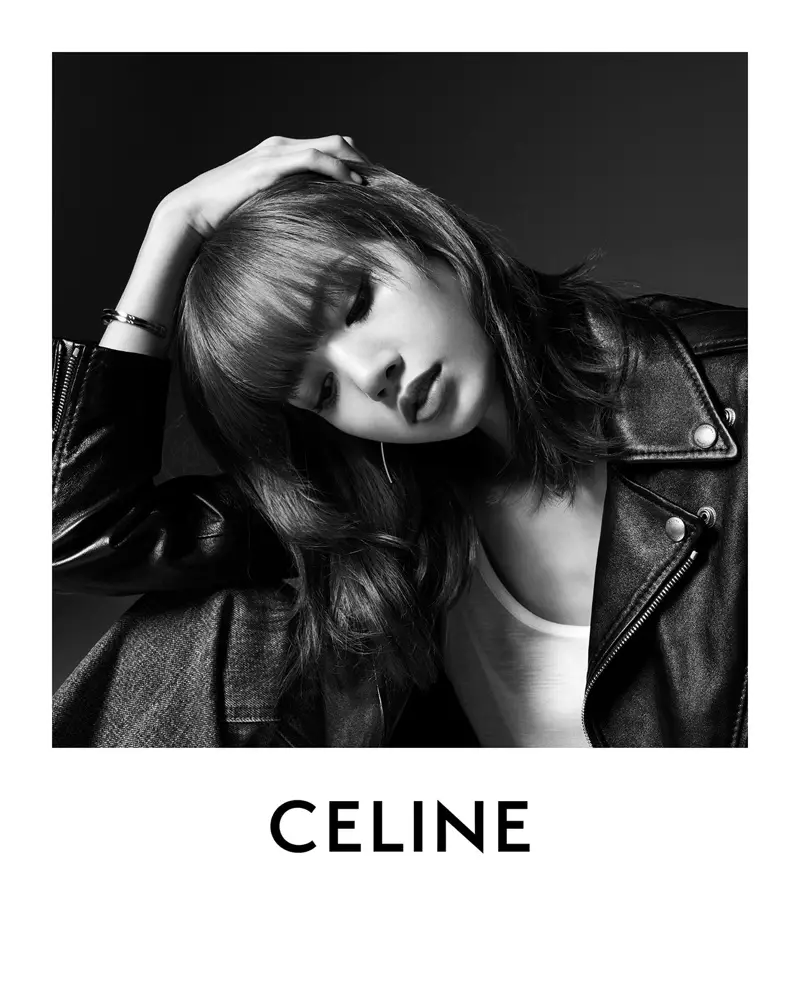 Lisa memakai jaket kulit dalam kampanye Celine.