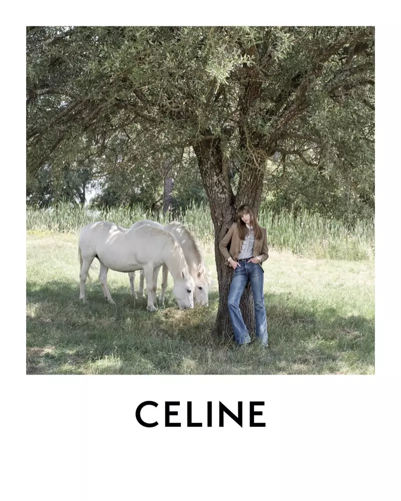 Fran Summers posa al aire libre en la campaña de invierno 2020 de Celine.