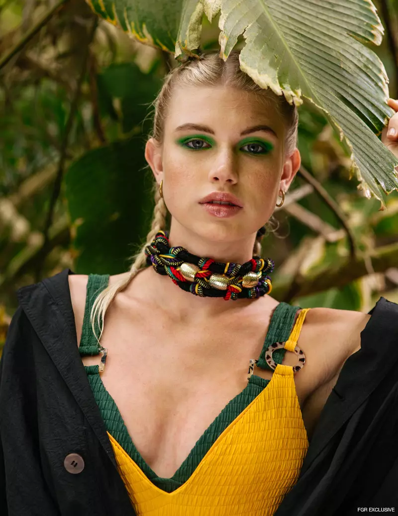 Maiô amarelo Topshop, Maiô verde Topshop e jaqueta preta e colar vintage. Foto: IJfke Ridgley