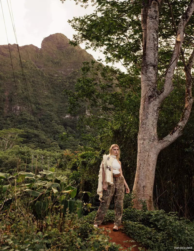 Cream Top Ramy Brook, Pants Army Vintage, Belts stylist na kansa, Jawo Jaket na kayan lambu da Takalma Teva. Hoto: IJfke Ridgley