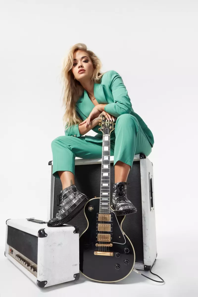 Vestendosi, Rita Ora posa per la campagna di ShoeDazzle.