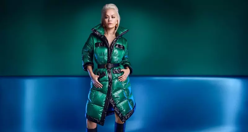 Cantora Rita Ora posa com casaco Escada Sport para o outono-inverno 2019