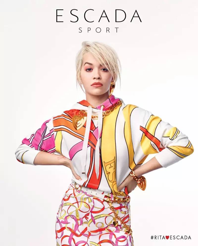 အဆိုတော် Rita Ora သည် Escada Sport နွေဦး-နွေရာသီ 2019 ကမ်ပိန်းတွင် ပေါ်လာသည်။