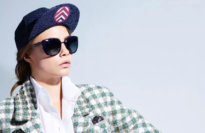 Cara Delevingne modellerer en tweedjakke og baseballhat og står foran Chanel Eyewears reklamekampagne for foråret 2016