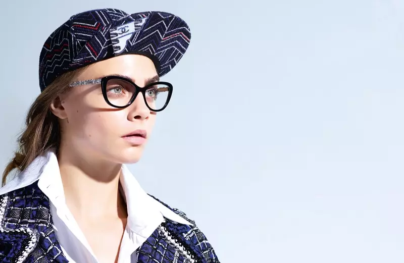 Cara Delevingne modél gaya optik tina koleksi musim semi 2016 Chanel Eyewear