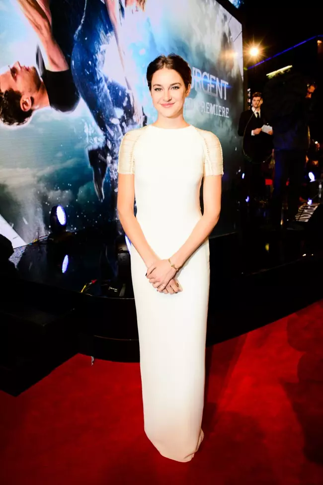 Si Shaiiene Woodley ay nagsusuot ng puting Ralph Lauren Collection na damit sa 'Insurgent' world premiere sa London.