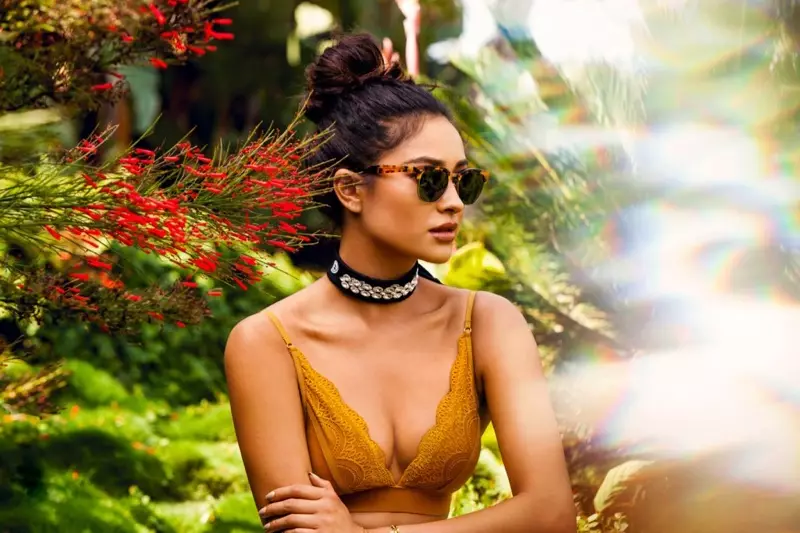 Shay Mitchell Baublebar Resort 2017 საიუველირო მაღაზია