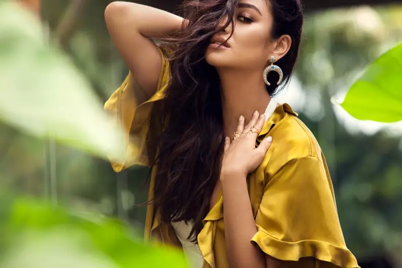 Shay Mitchell memakai Anting-anting Drop BaubleBar Zosma dan Set Kuartet Cincin Intergalaksi