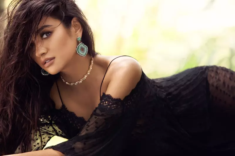 Shay Mitchell leva pendentes de pendentes BaubleBar Moonrock e Gargantilla Catena