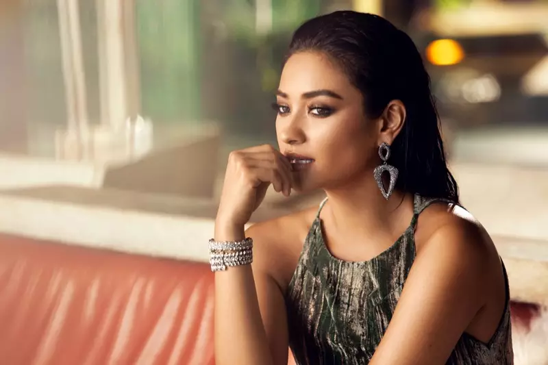 Shay Mitchell memakai BaubleBar Odyssey Drop Earrings dan Quasar Bracelet Set