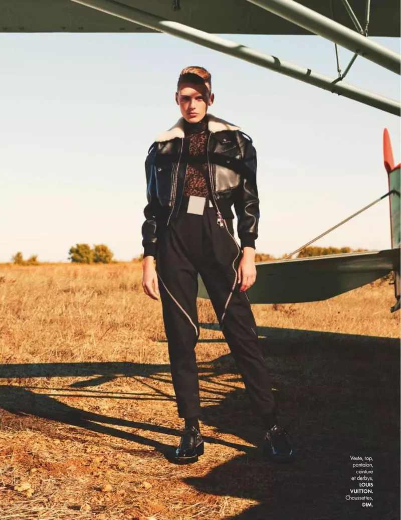 Madison Headrick posa con looks inspirados en aviadores para ELLE Francia