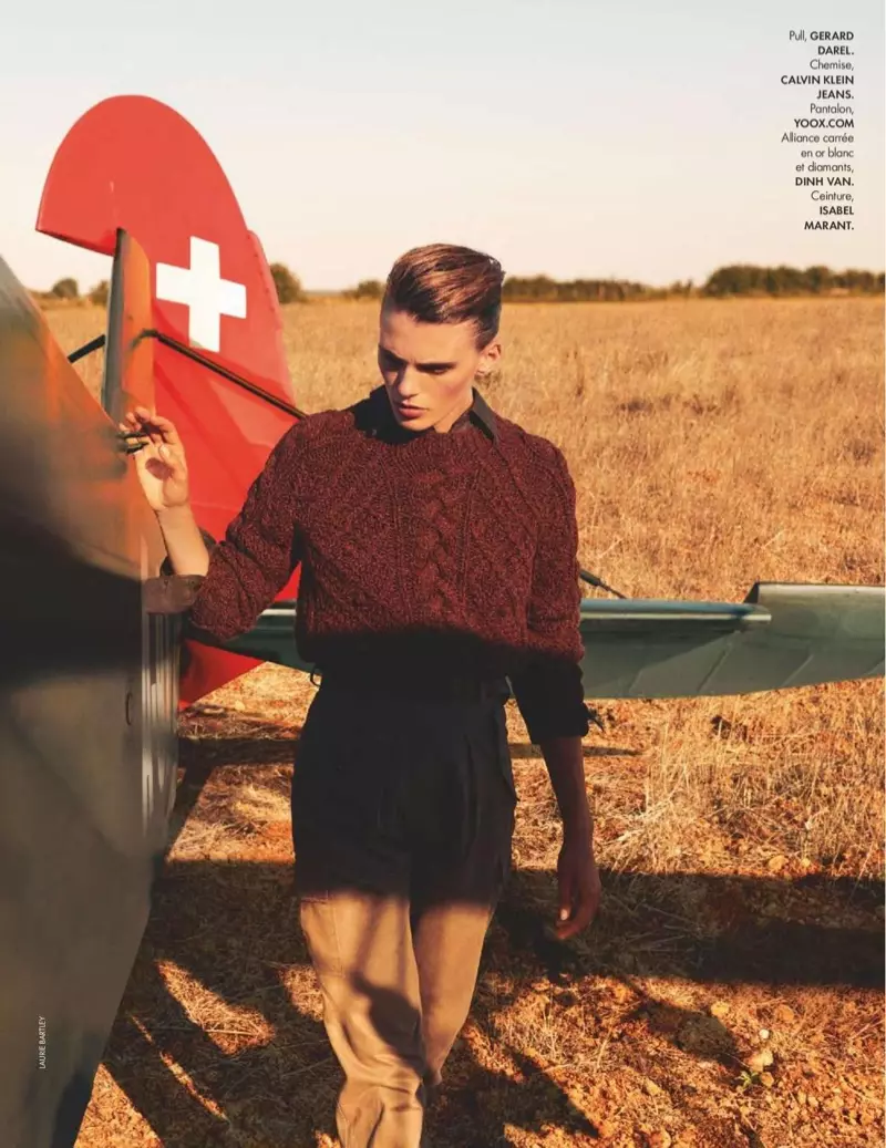 Madison Headrick โพสท่าในลุค Aviator ที่ได้รับแรงบันดาลใจจาก ELLE France