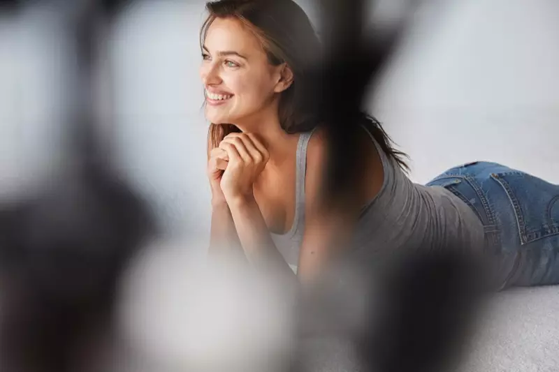 Irina Shayk pose dans les coulisses de la campagne #Insideandout d'Intimissimi