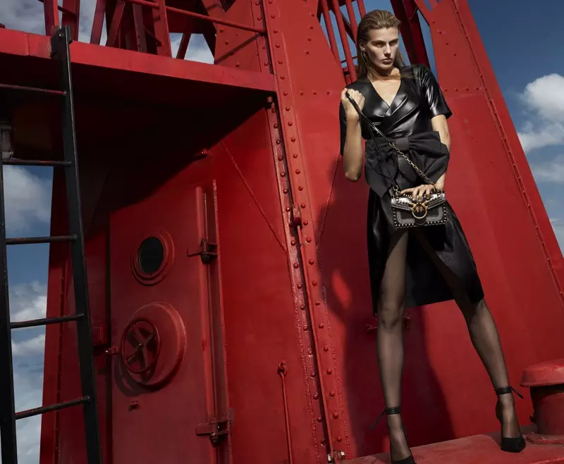 Мэдисон Хедрик в черном платье для рекламной кампании Pinko осень-зима 2019