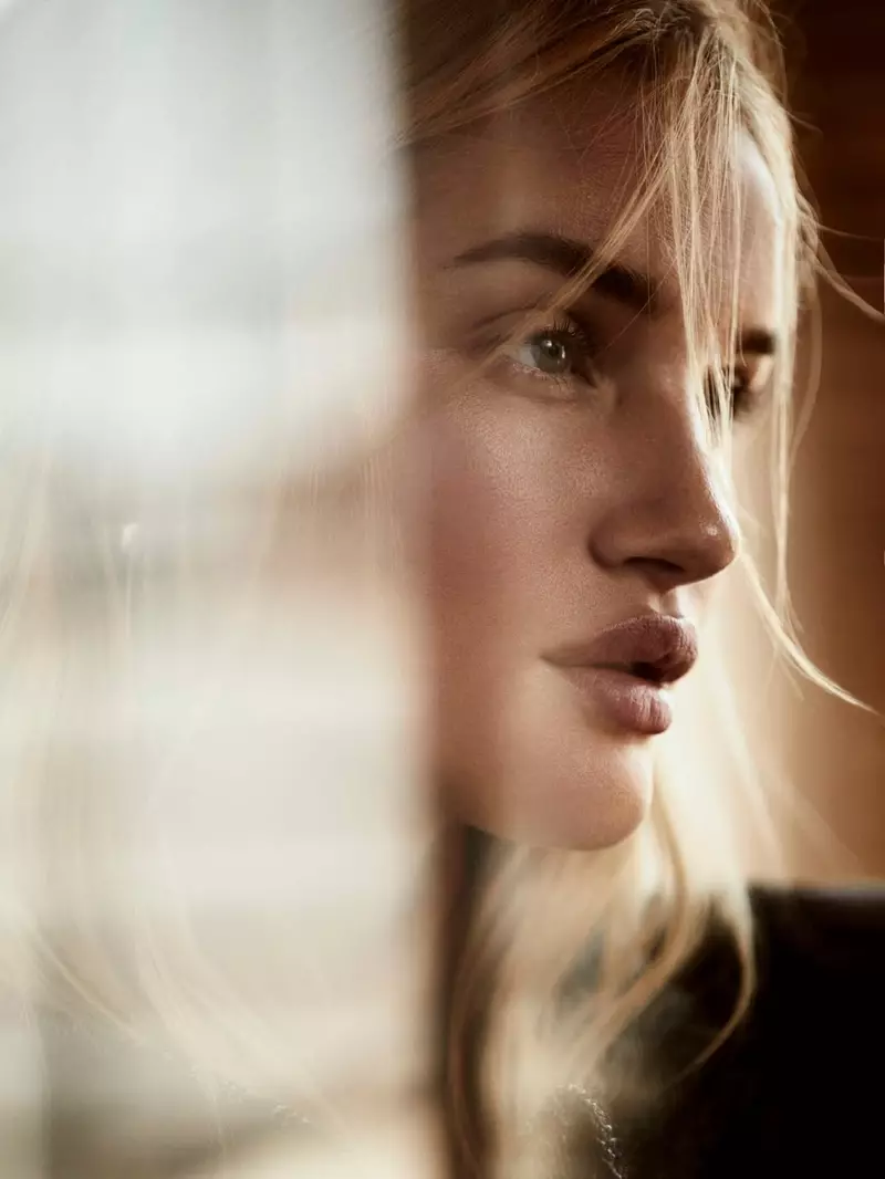 Rosie Huntington-Whiteley posa con aspecto relaxado para PORTER Edit