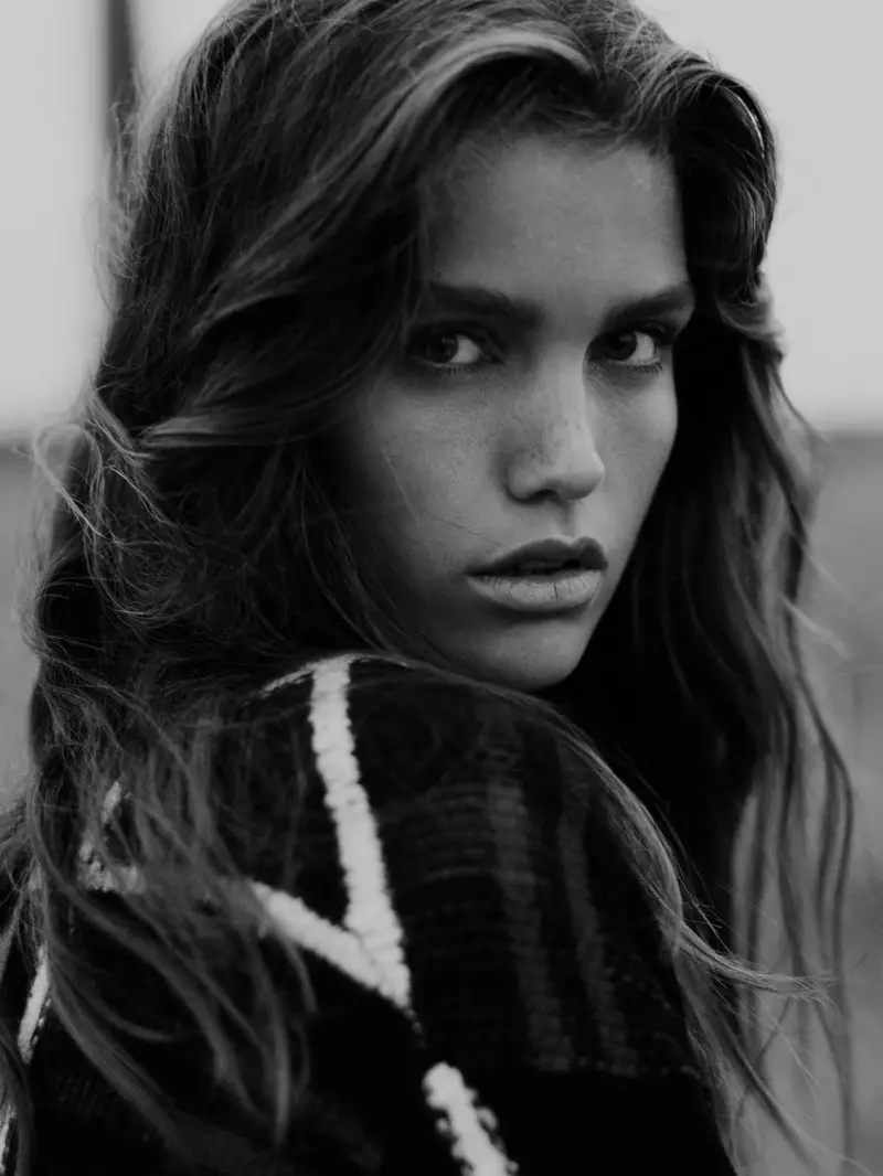 Luna Bijl Mus Grunge hauv Plaid Style rau PORTER Kho kom raug