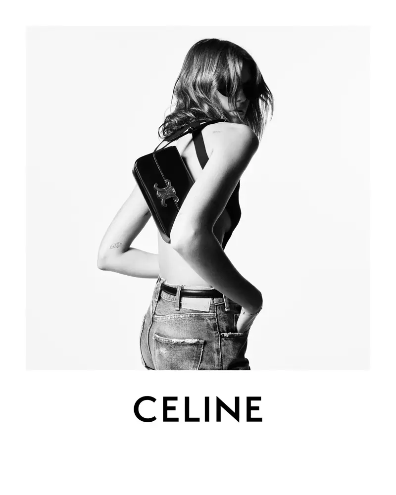Model Kaia Gerber posiert mit der Umhängetasche Celine Triomphe für die Winterkampagne 2021 der Marke.