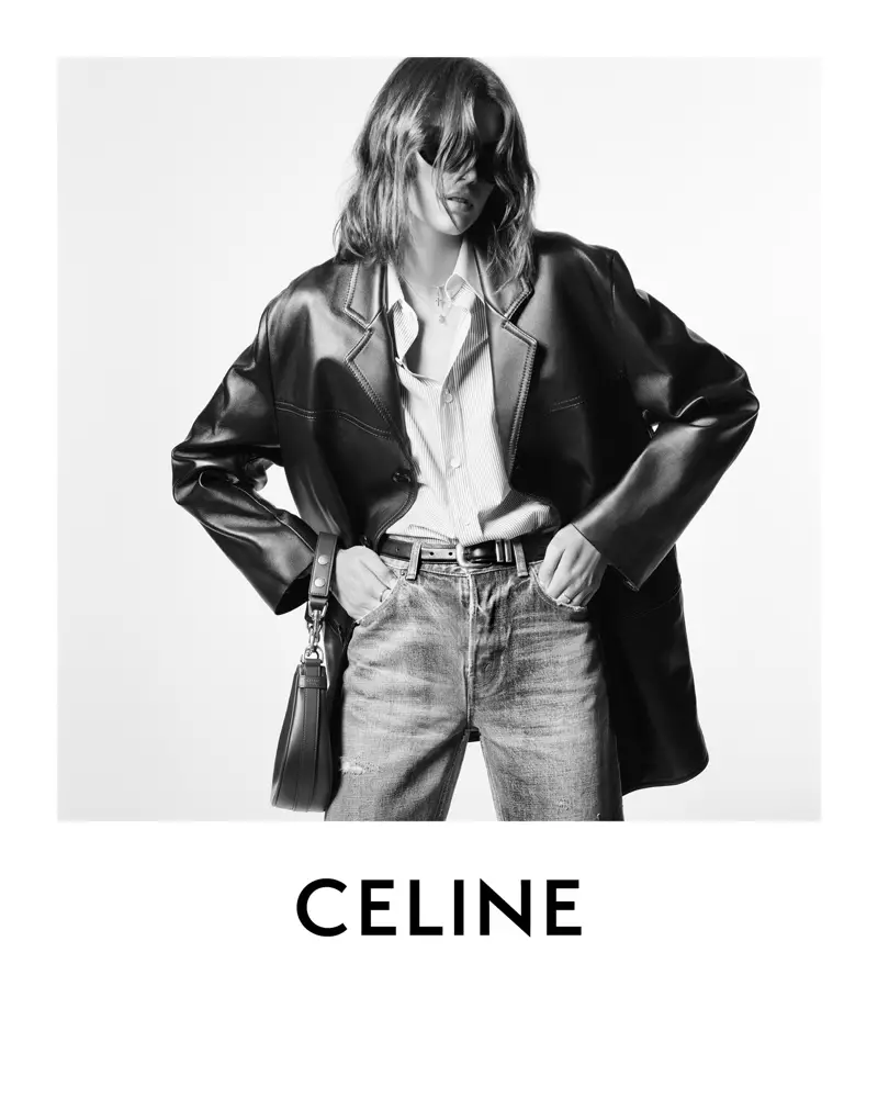 Kaia Gerber model jaket kulit sing gedhe banget ing kampanye musim dingin Celine 2021.