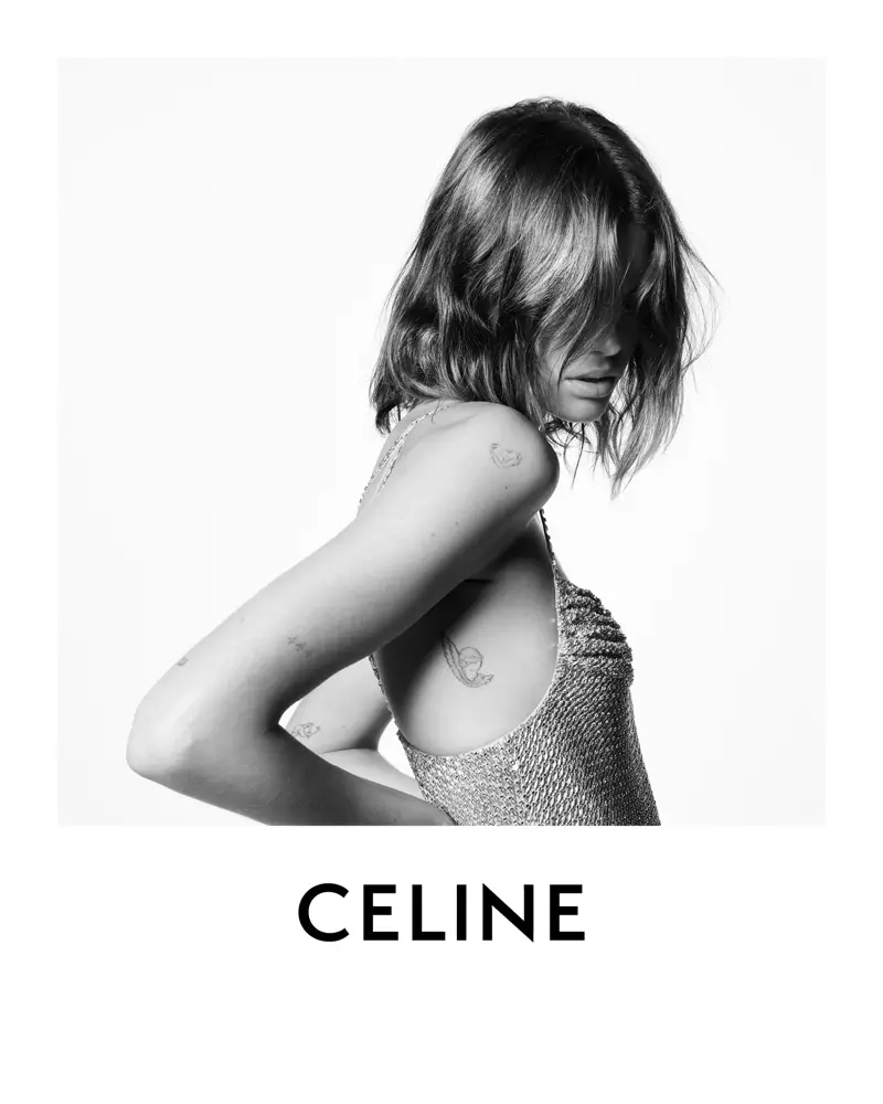 Khoe những hình xăm của mình, Kaia Gerber trước chiến dịch mùa đông 2021 của Celine.