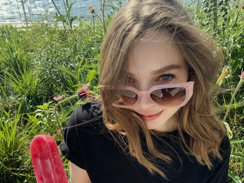 Kristine Froseth ist der Star der Herbstkampagne 2021 von Rag & Bone Eyewear.