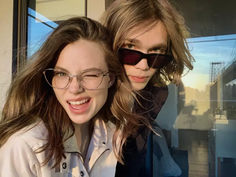 L-atturi Krisine Froseth u Charlie Plummer quddiem rag & bone eyewear jaqgħu kampanja 2021.