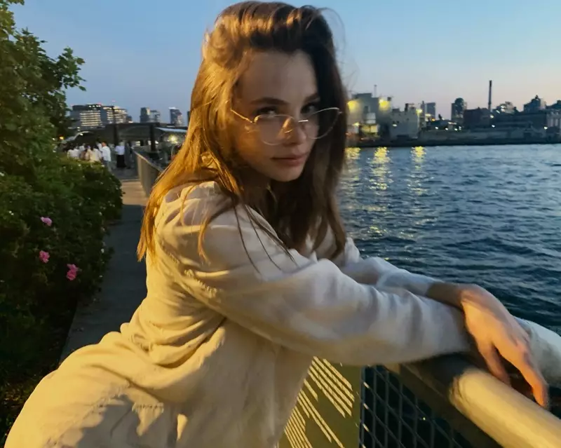 Kristine Froseth pózuje v Brooklyne v New Yorku v rámci kampane na jeseň 2021 s handrovými a kostenými okuliarmi.