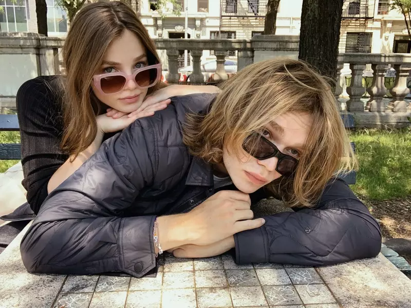 Con un aspecto genial, Kristine Froseth y Charlie Plummer aparecen en la campaña otoño 2021 de rag & bone eyewear.