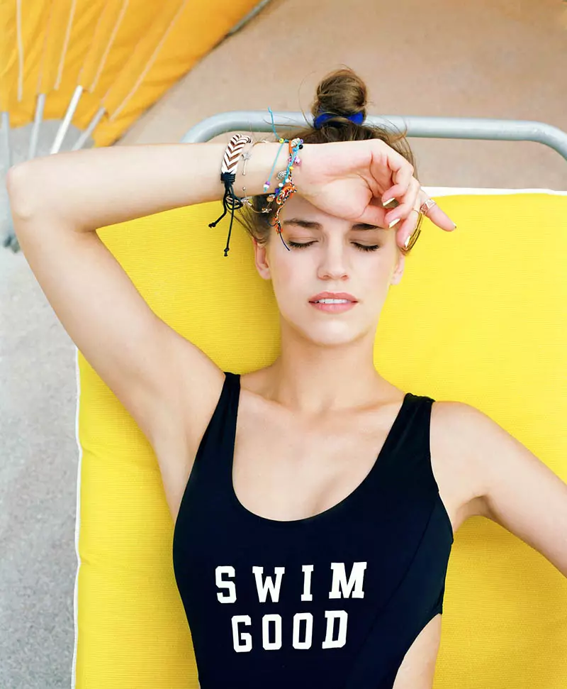 Samantha Gradoville + Nadine Leopold Star en Urban Outfitters Swim Shoot