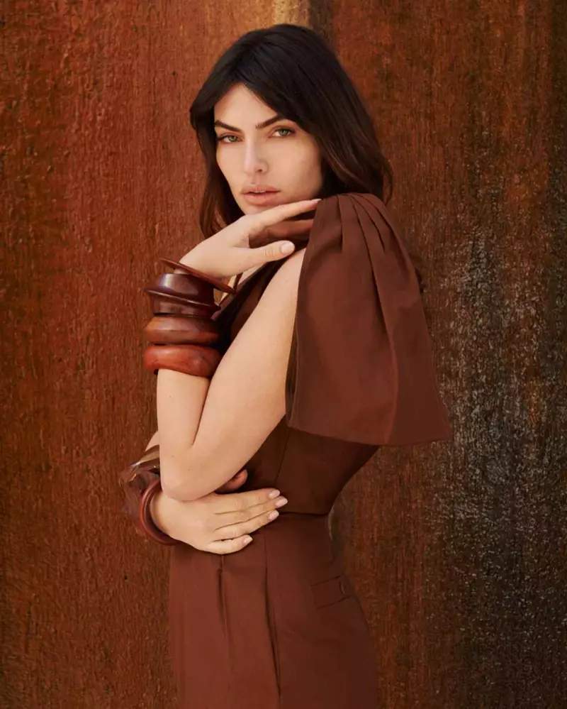 Alyssa Miller porta estils de to rovell per a la revista Com gastar-lo