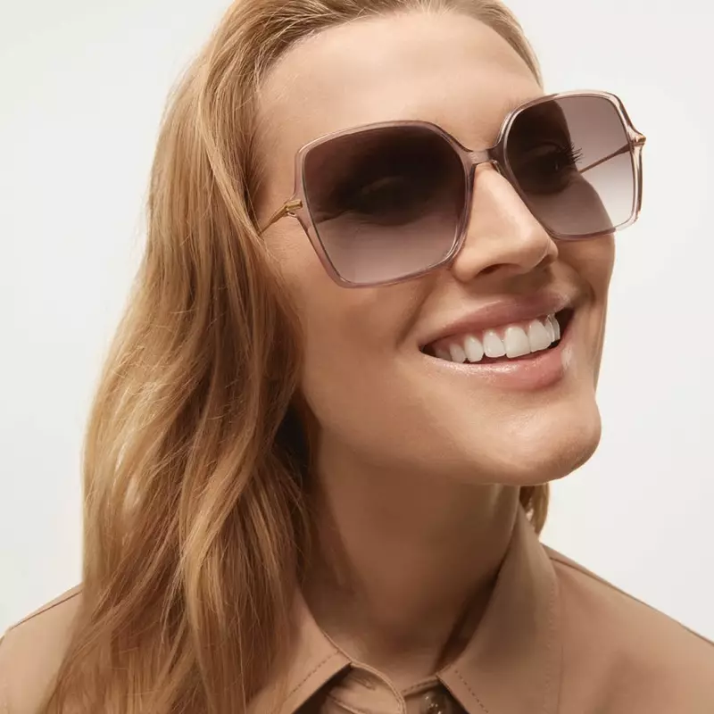 Toni Garrn pose dans la campagne BOSS Eyewear 2021.