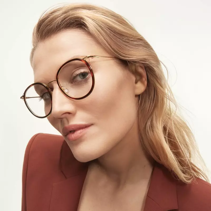 Toni Garrn memakai cermin mata bulat dari BOSS Eyewear.