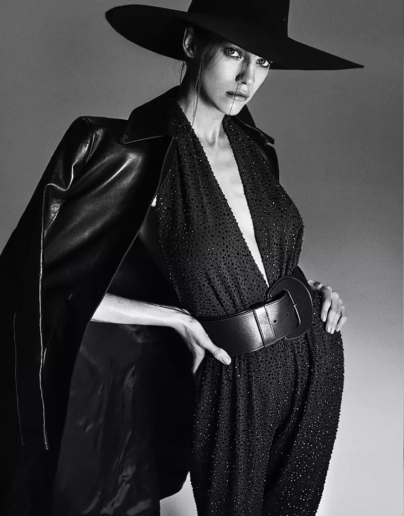 Samantha Gradoville poserer i elegant look til Vogue Taiwan