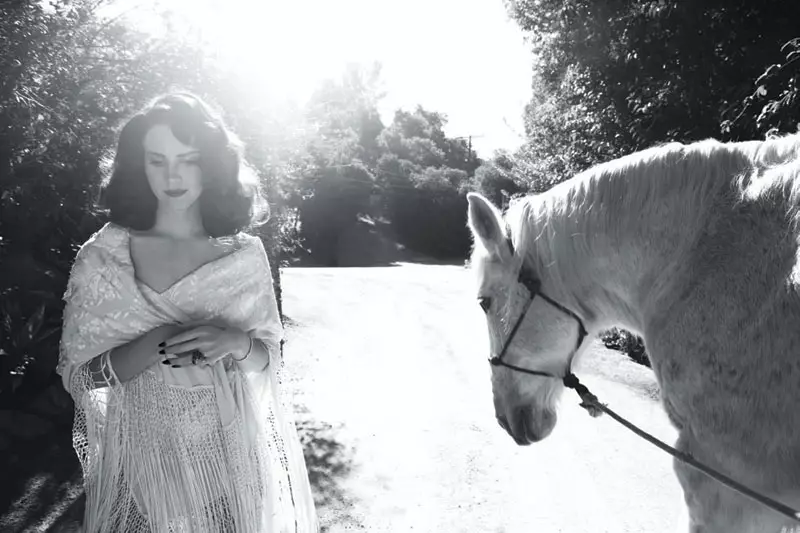 Lana Del Rey Menjadi Romantik untuk Penggambaran Muka Depan L'Officiel Paris April 2013