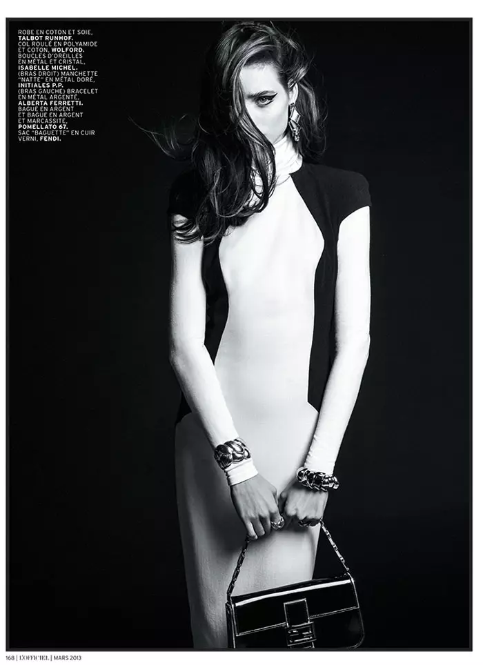 Phong cách tương phản thể thao của Carolina Thaler cho L'Officiel Paris tháng 3 năm 2013 bởi Thanassis Krikis