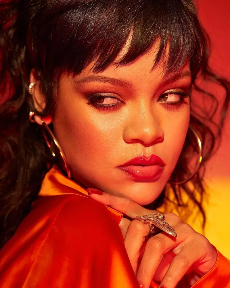 Rihanna spelar huvudrollen i Fenty Beauty Gloss Bomb Heat-kampanjen.